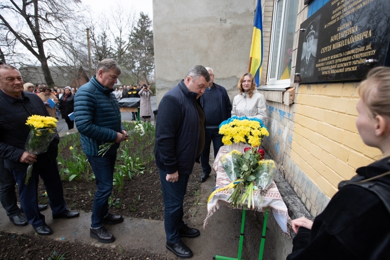 У Липовці встановили пам'ятну дошку льотчику - знищив ворога, але загинув