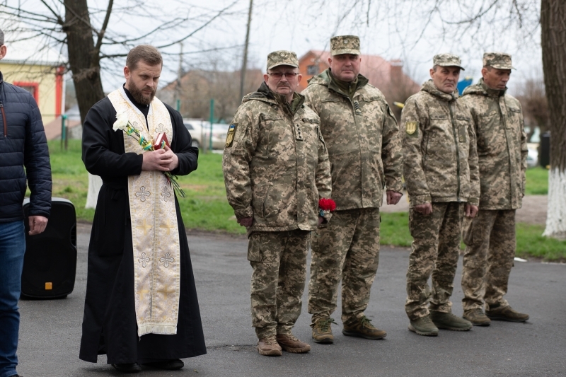 У Липовці встановили пам'ятну дошку льотчику - знищив ворога, але загинув