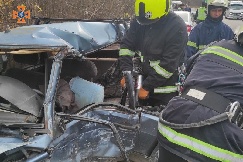 Двічі за ранок вінницькі рятувальники діставали водіїв з потрощених авто