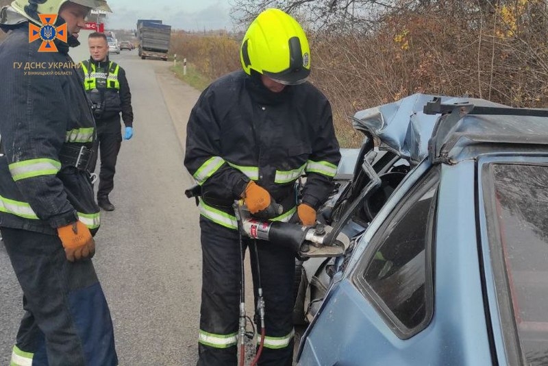 Двічі за ранок вінницькі рятувальники діставали водіїв з потрощених авто