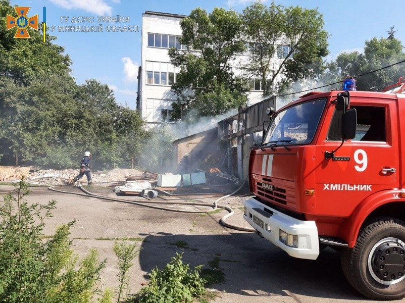 В Хмільнику вогонь знищив дах недіючої споруди