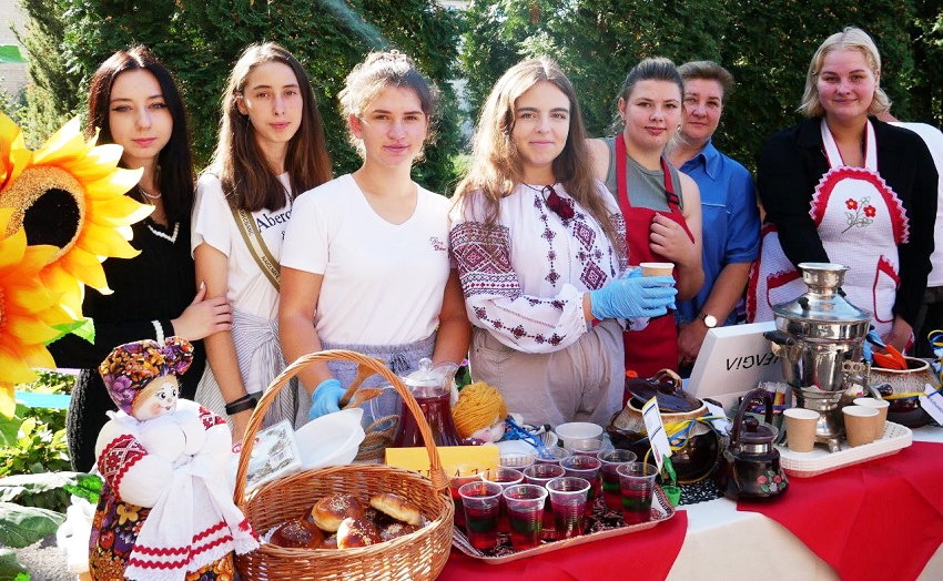 У Калинівському коледжі зібрали кошти на допомогу студенту-добровольцю