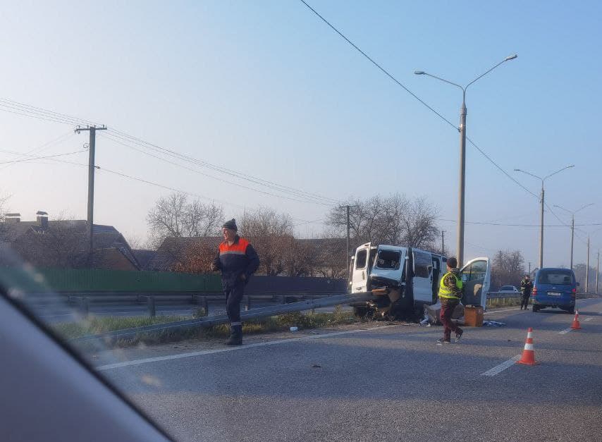 У Стрижавці авто нанизало на відбійник - пасажирці відрізало ступню