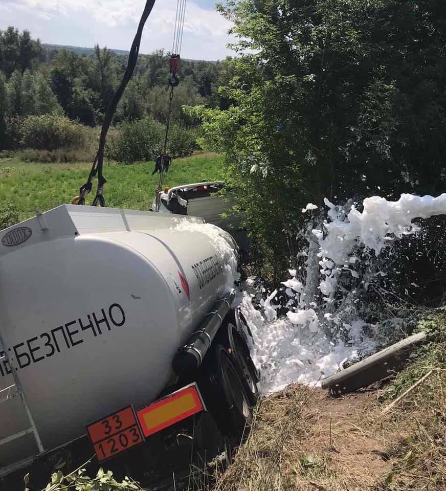 На Вінниччині в результаті аварії на трасі розгерметизувалась цистерна з пальним