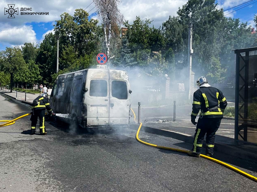 У Вінниці на вулиці Данила Нечая вщент вигорів мікроавтобус