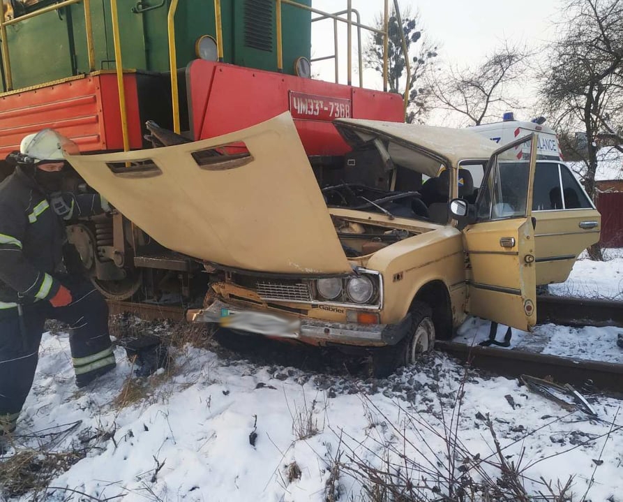 На залізничному переїзді у Вінниці дизельний потяг зіштовхнувся з "ВАЗом"