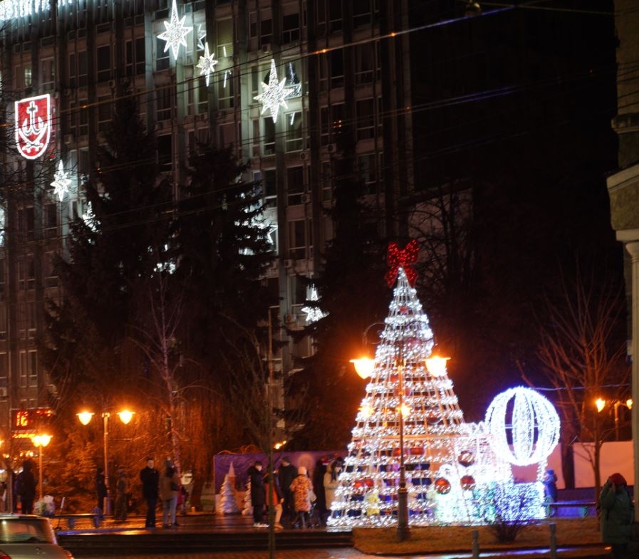 У Вінниці на Майдані Незалежності встановили яскраві новорічні фотозони