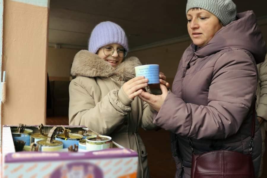 Барські школярі передали бійцям Нацгвардії окопні свічки