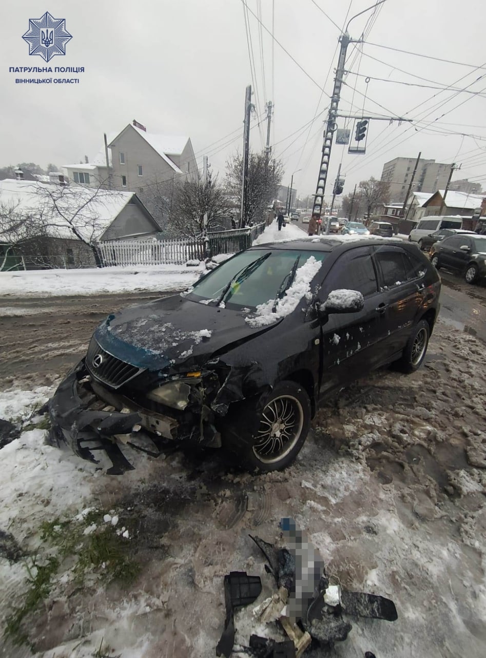 У Вінниці Ford підбив Lexus, а той - в'їхав у світлофор