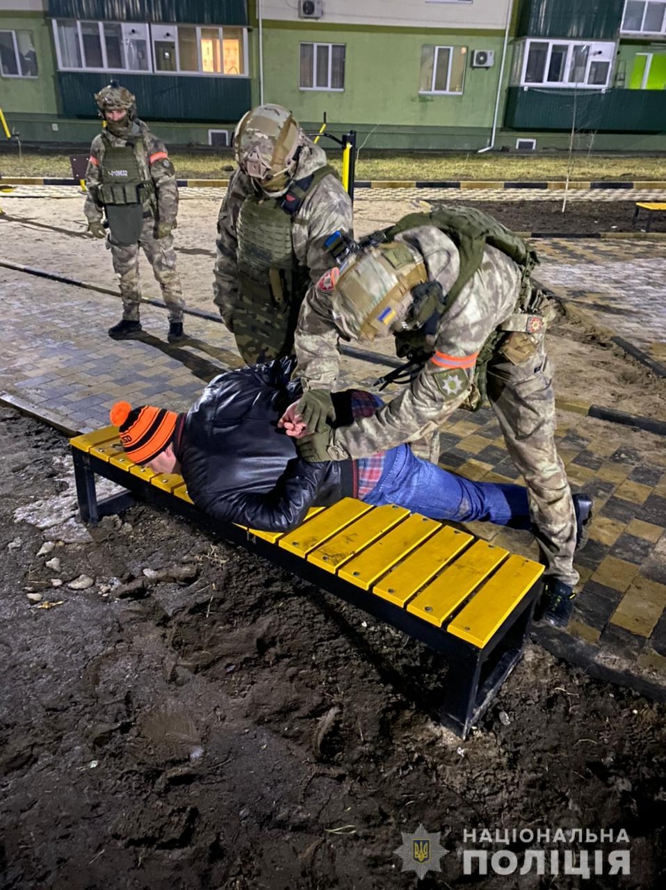 Автомат замість феєрверків: чоловік влаштував стрілянину на святі та залишив без світла частину Томашполя