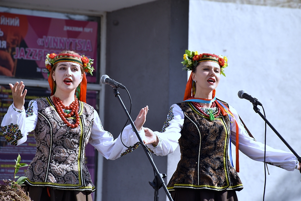 У Вінниці тривають святкові заходи з нагоди Дня міста.  На Майдані Небесної Сотні проходить фестиваль народної творчості громади "Благословенні будьмо і єдині".