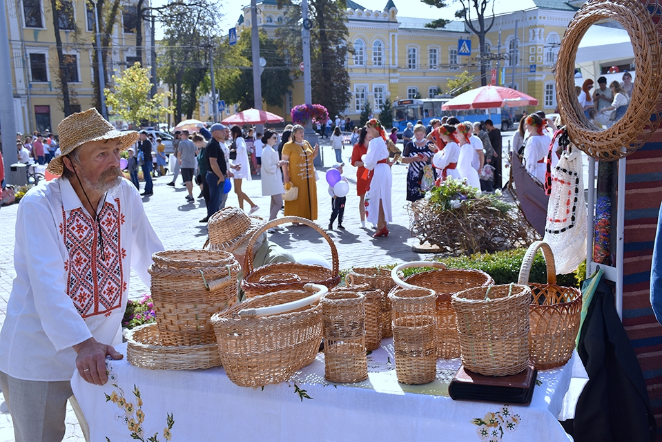 У Вінниці тривають святкові заходи з нагоди Дня міста.  На Майдані Небесної Сотні проходить фестиваль народної творчості громади "Благословенні будьмо і єдині".