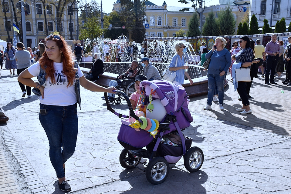 У Вінниці тривають святкові заходи з нагоди Дня міста.  На Майдані Небесної Сотні проходить фестиваль народної творчості громади "Благословенні будьмо і єдині".