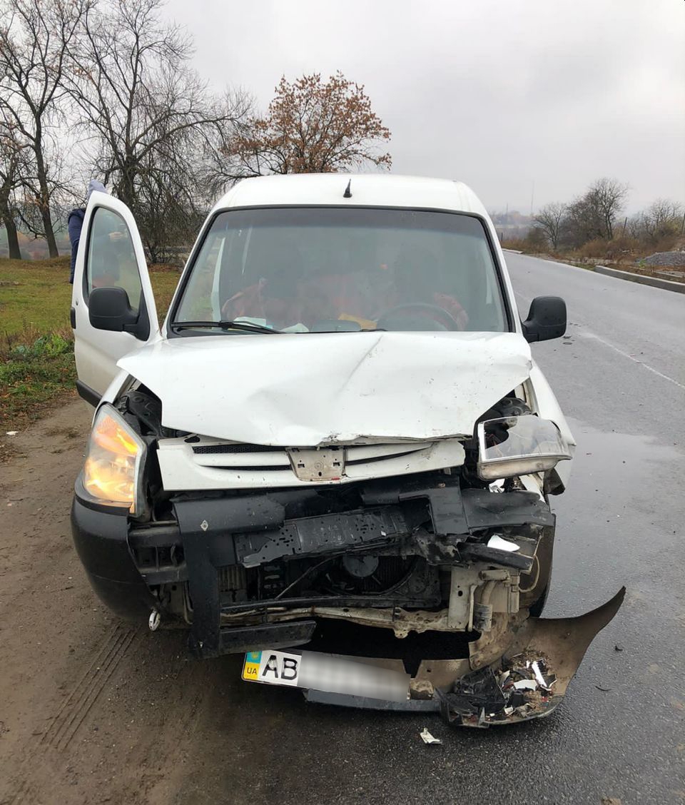 На виїзді з міста Бар водійка Peugeot в'їхала у ВАЗ