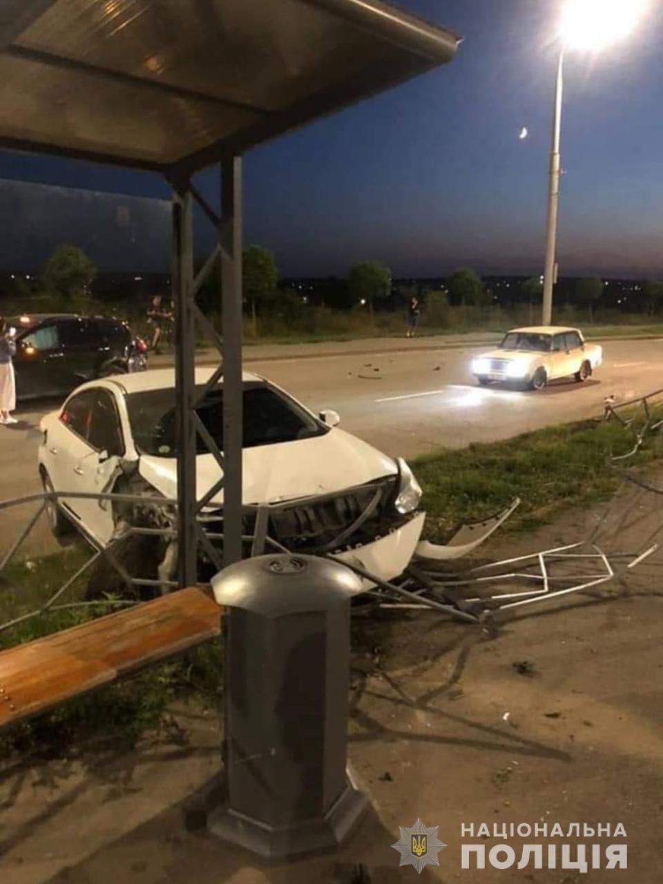 У Вінниці нетверезий водій за кермом Renault в’їхав у Subaru, після чого протаранив зупинку