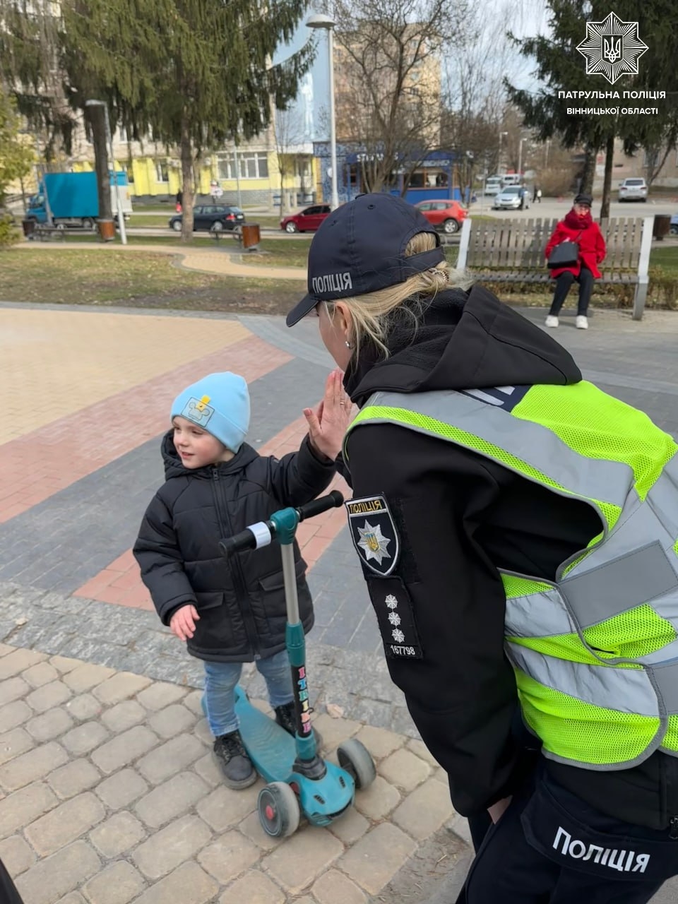 "Засвітіться" у темряві - вінницькі патрульні провели акцію для пішоходів