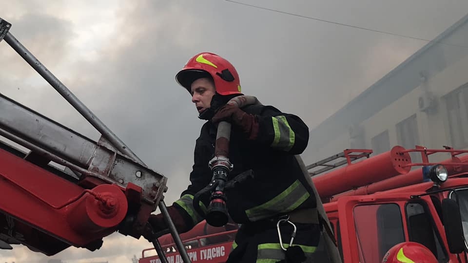 Вінницькі рятувальники локалізували пожежу на складах