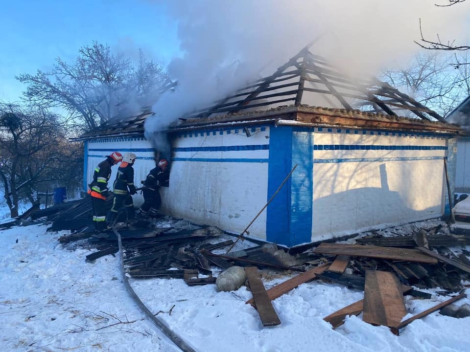 На Вінниччині 17-річний юнак виніс з палаючого будинку свою 5-річну сестричку