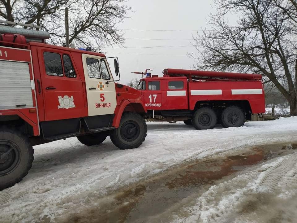 Зранку у Вінницькому районі вогнеборці гасили пожежу в господарчій будівлі