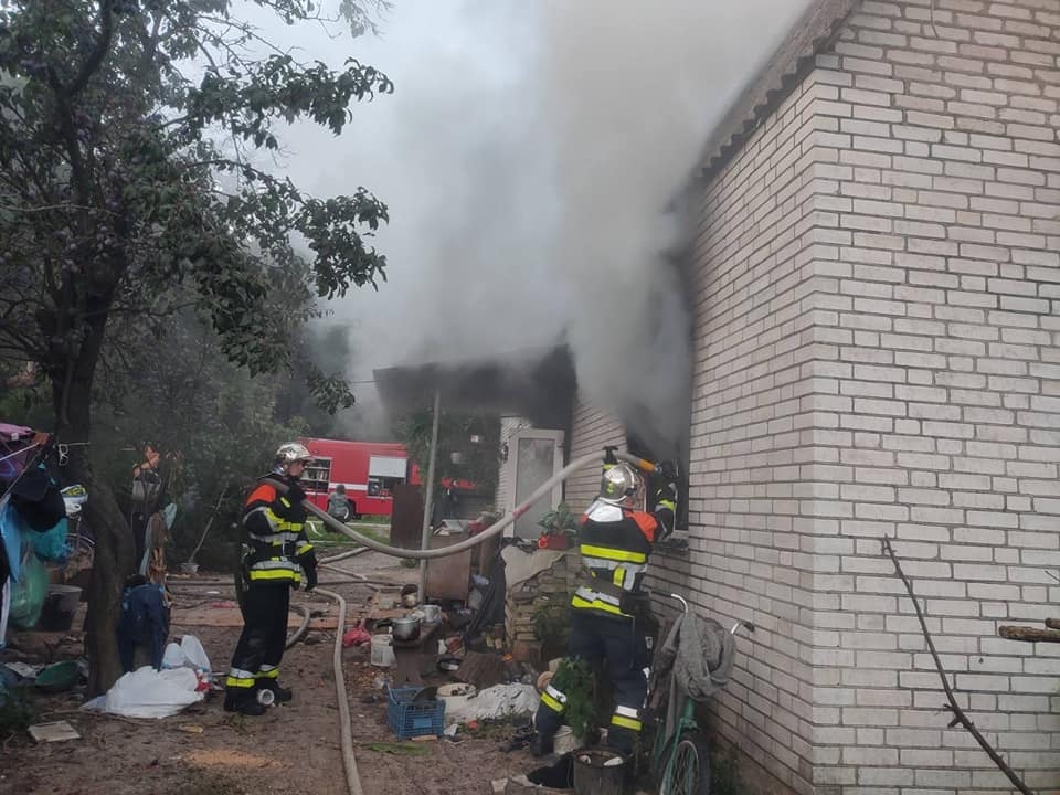 В Агрономічному рятувальники гасили пожежу в приватному будинку