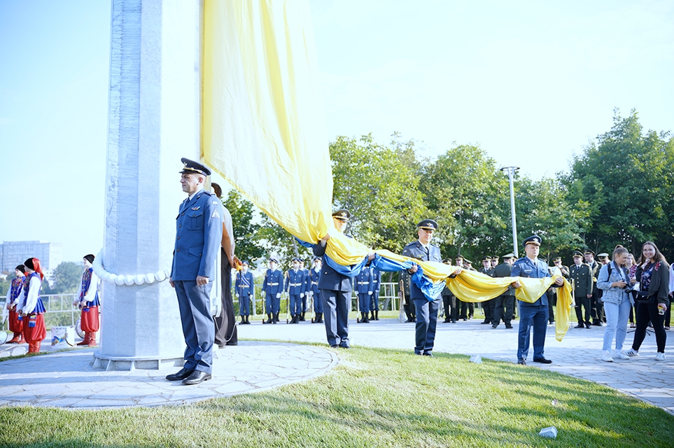 У Вінниці на Замковій горі урочисто підняли найбільший державний прапор в регіоні