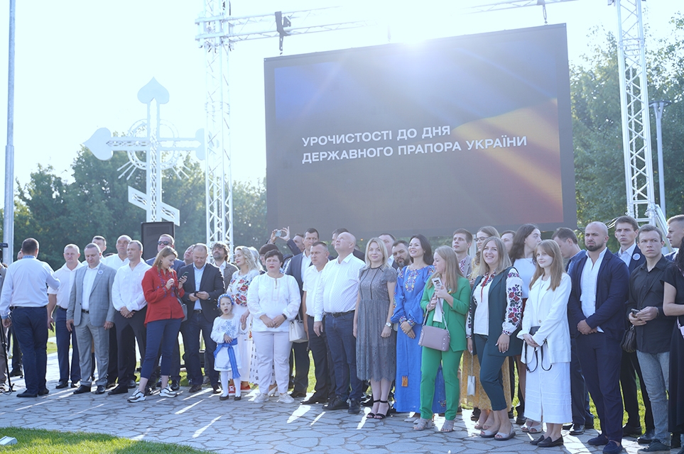 У Вінниці на Замковій горі урочисто підняли найбільший державний прапор в регіоні