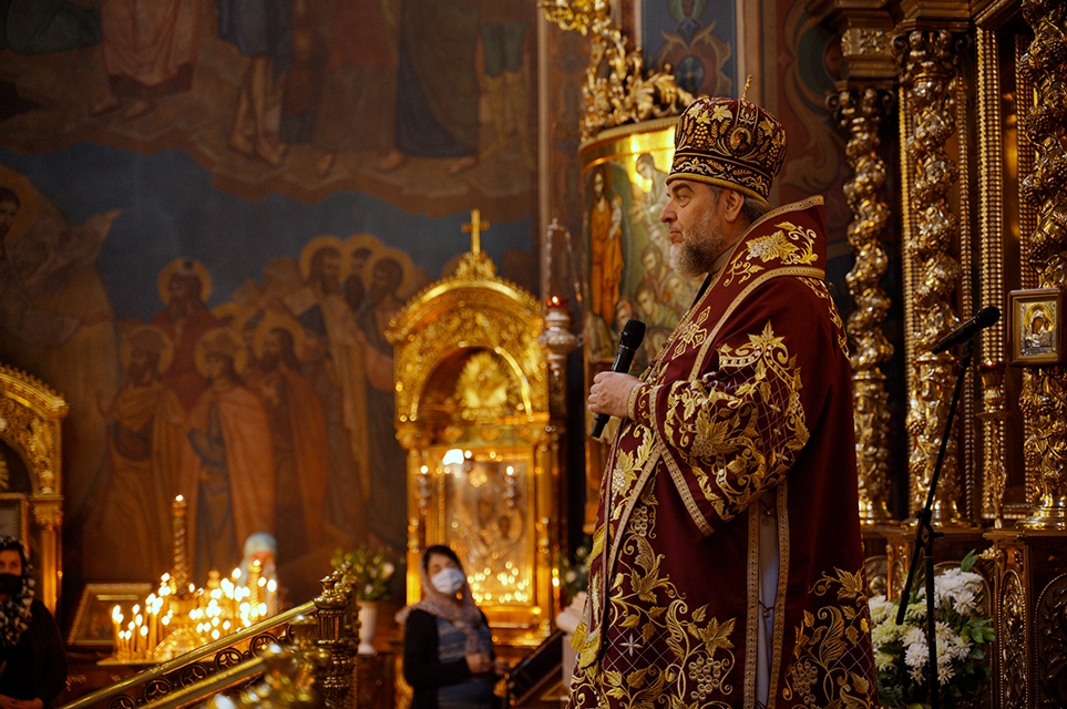 День міста розпочався з молебню за Вінницю, підняттям Прапора міста та презентацією Почесних відзнак