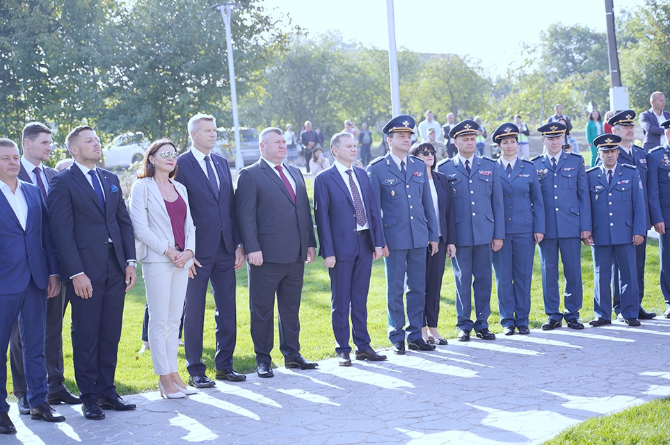 День міста розпочався з молебню за Вінницю, підняттям Прапора міста та презентацією Почесних відзнак