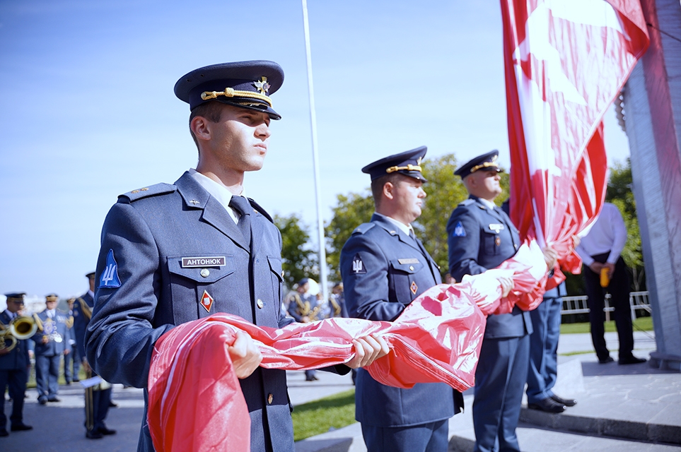 День міста розпочався з молебню за Вінницю, підняттям Прапора міста та презентацією Почесних відзнак