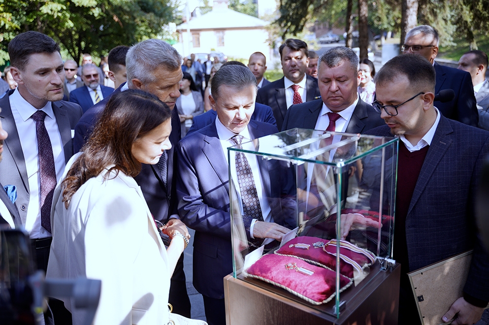 День міста розпочався з молебню за Вінницю, підняттям Прапора міста та презентацією Почесних відзнак